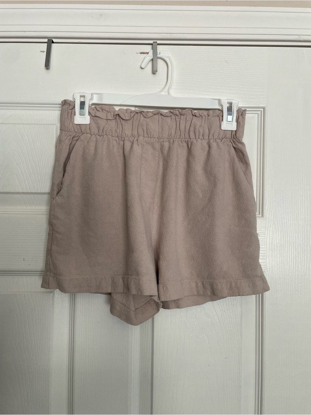 Forever 21 Juniors size Small Elastic Waist Ruffle Hem Shorts Cream